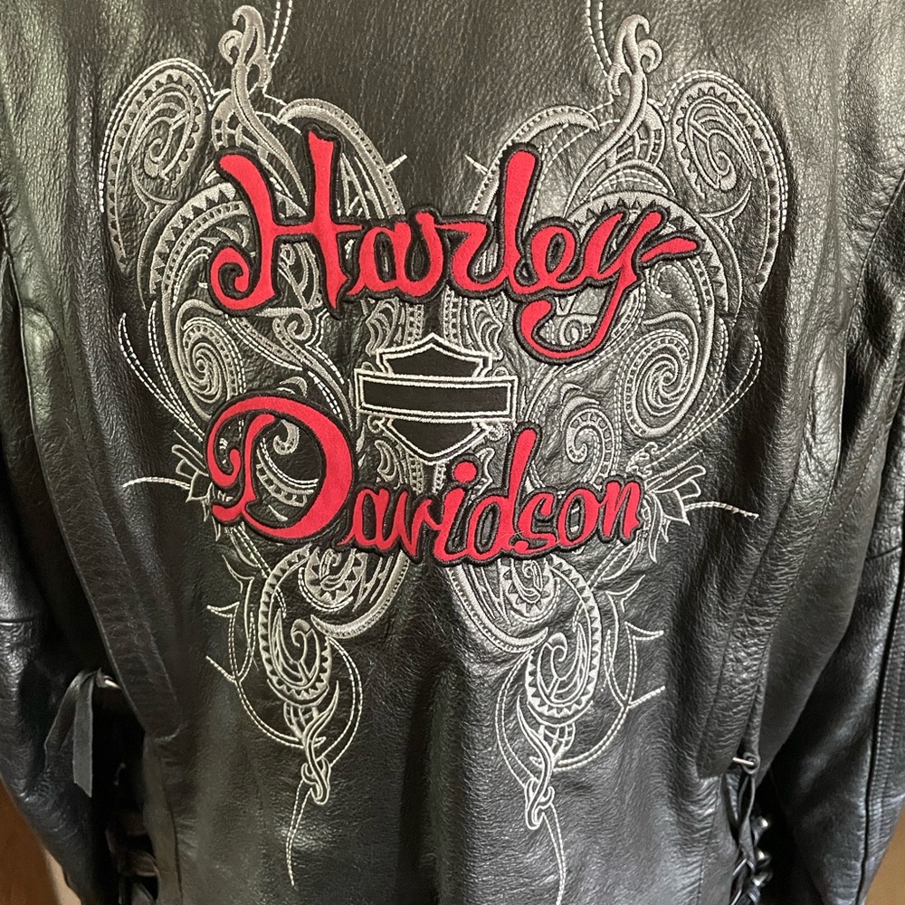 Harley-Davidson Ladies Leather Jacket W/ Red & Gray Design. Sweatshirt included - Picture 4 of 16